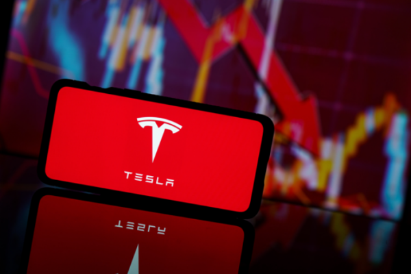 特斯拉股價走勢會因Robotaxi和Optimus計畫而改善嗎?
